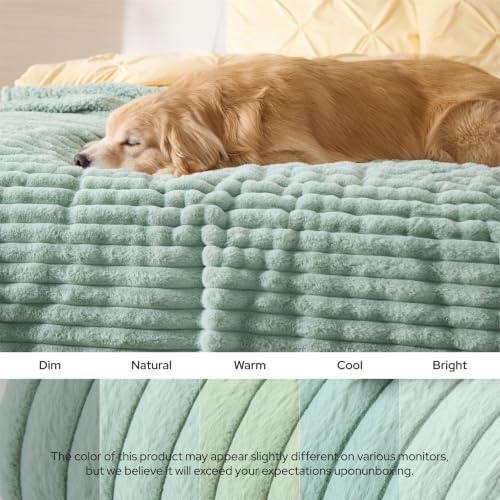 Bedsure ComfyFleece® Waterproof Dog Blankets - Image 6